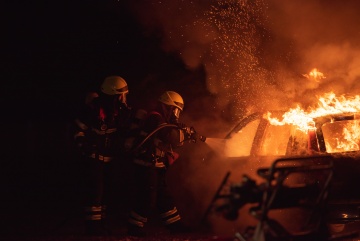 Policjant wyciągnął psa z płonącego auta! 